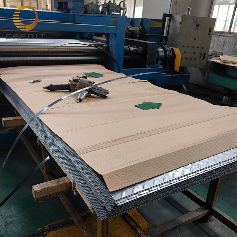 892ee43e-2467-4007-947a-4d59bd045b30_máquina_de-relevo_para_linha_de Produção_de_placas_de_acabamento_xadrez.jpg